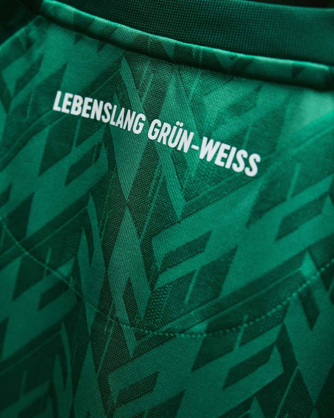 Lebenslang Grün-Weiß motto on the Werder Bremen 2024 home shirt