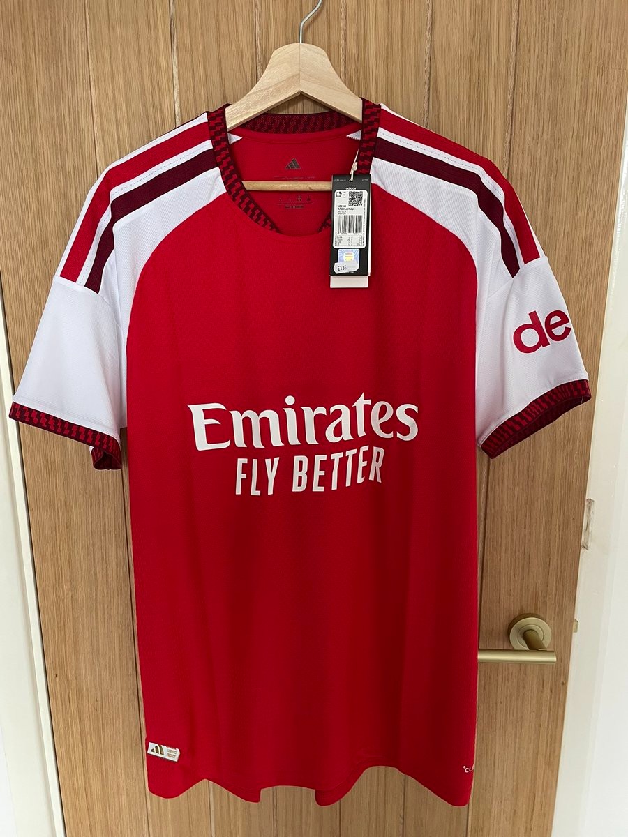 Arsenal Sends Kit Without Adidas Logo & Arsenal Crest